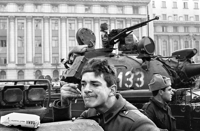 Andrei Pandele - Ras pe uscat de Crăciun.jpg - 24 dec 1989 Piata RevolutieiUn soldat se rade pe tanc fara apa
